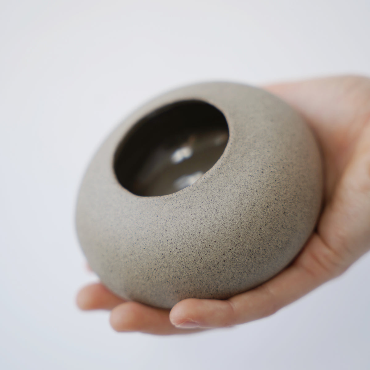 Kleine handgeformte Vase - grau