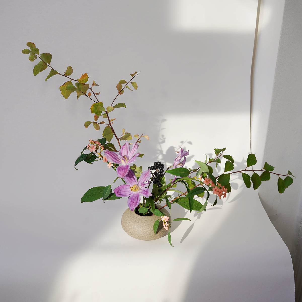 Kleine handgeformte Vase - grau