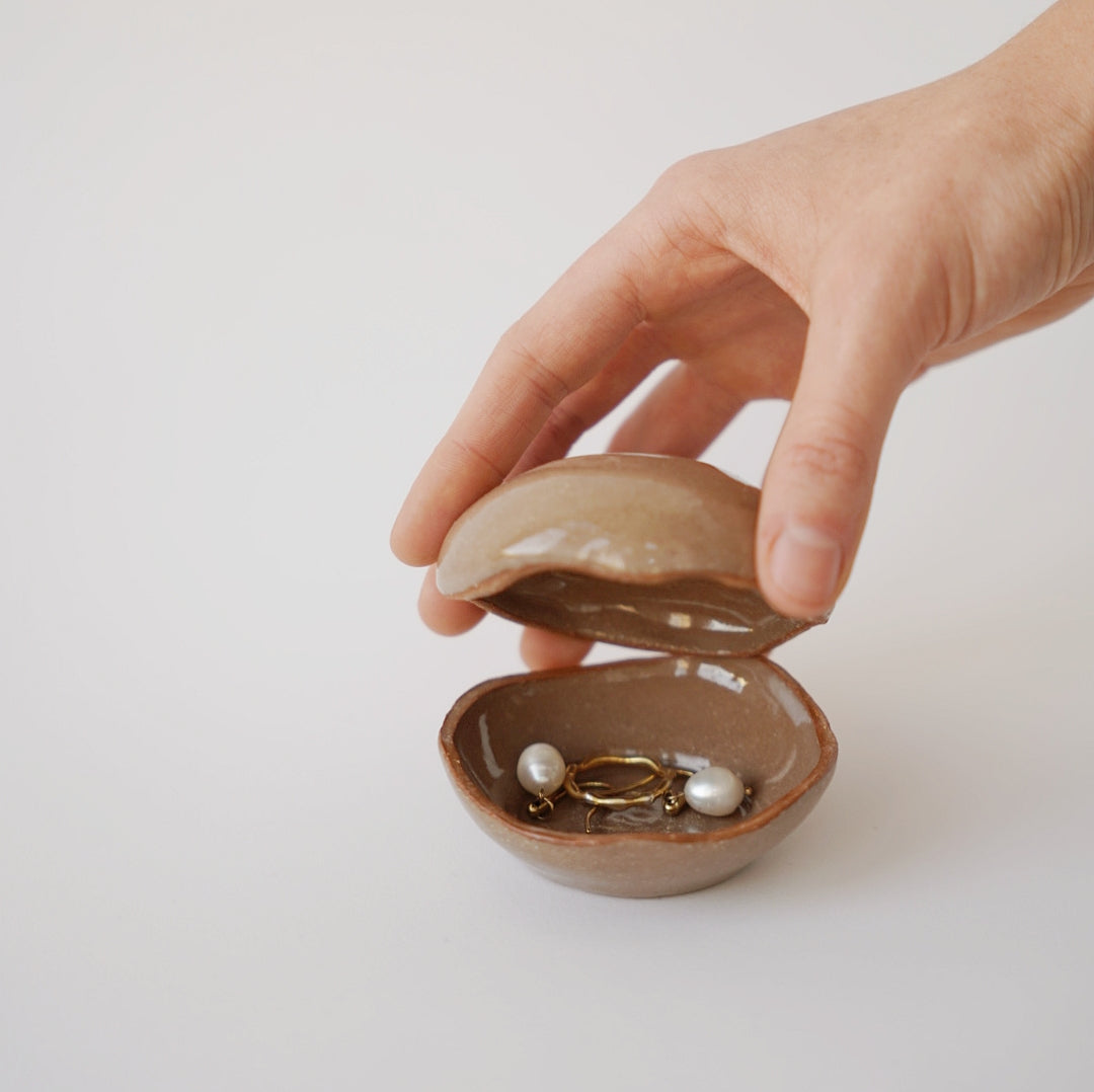 Schmuckschale handgeformt aus braunem Steinzeug-Ton mit transparenter Glasur 